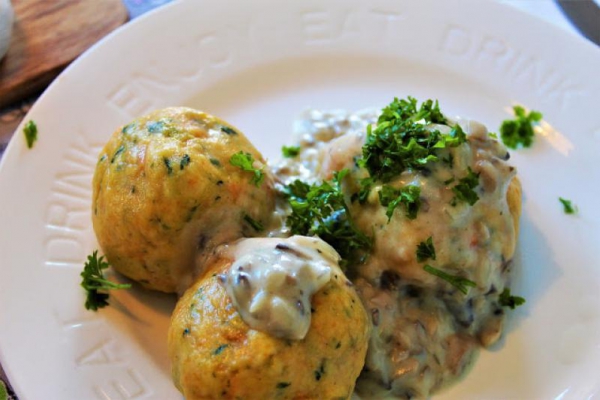 Kluski dyniowo-ziemniaczane ze szpinakiem. / Pumpkin and potatoes dumplings with spinach