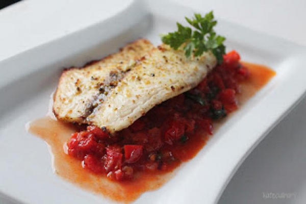 012. grillowana tilapia na duszonej czerwonej salsie