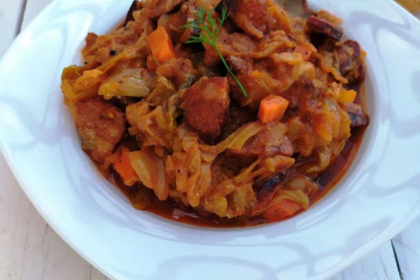 Bigos z młodej kapusty