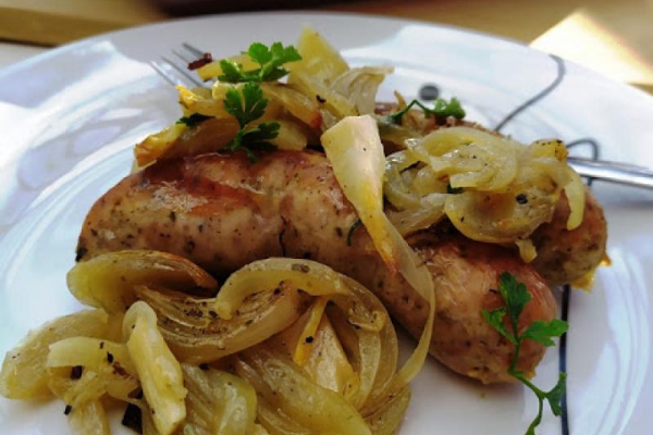 Biała kiełbasa pieczona w cebuli