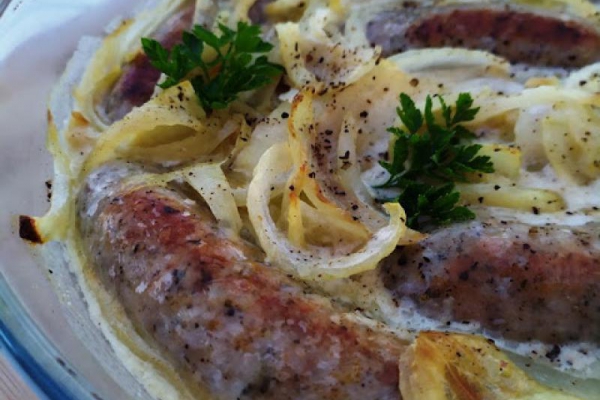 Biała kiełbasa pieczona w sosie chrzanowym