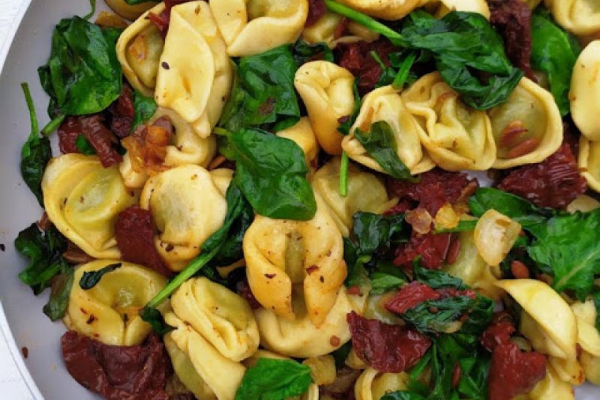 Tortellini ze szpinakiem i suszonymi pomidorami