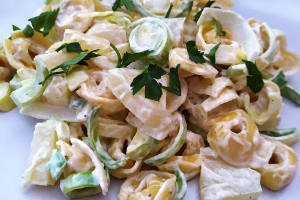 Sałatka z tortellini, porem i ananasem