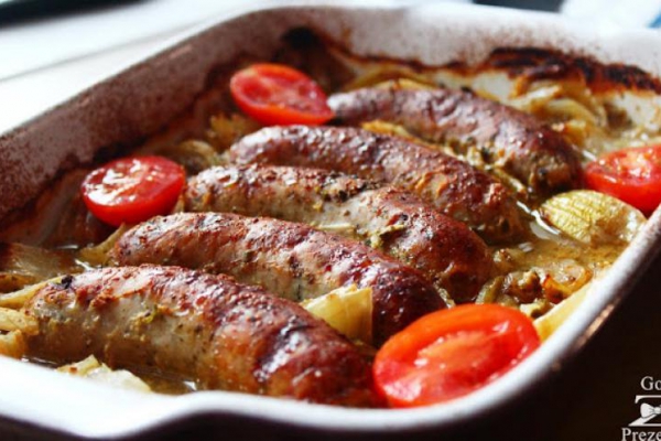 Biała kiełbasa pieczona w cebuli i musztardzie