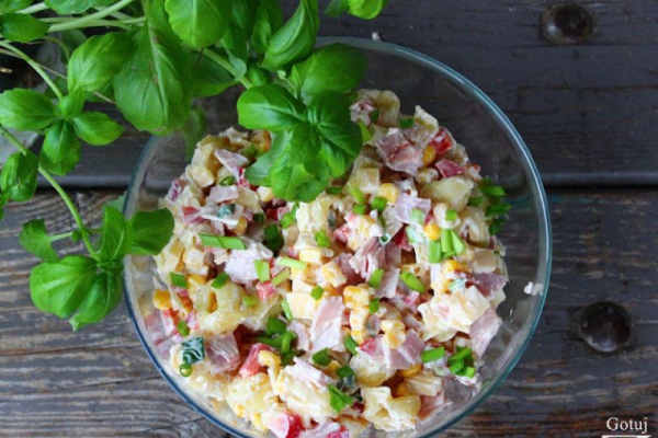 Sałatka z tortellini i szynką