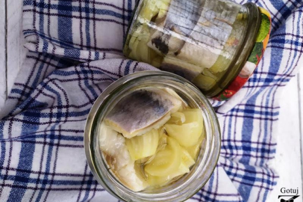 Tradycyjne śledzie w oleju z cebulką!