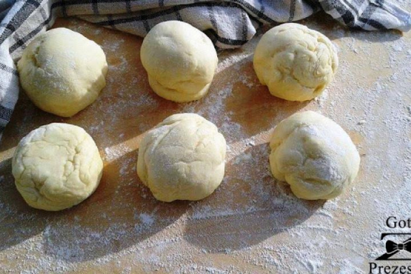 Domowe pyzy drożdżowe na parze