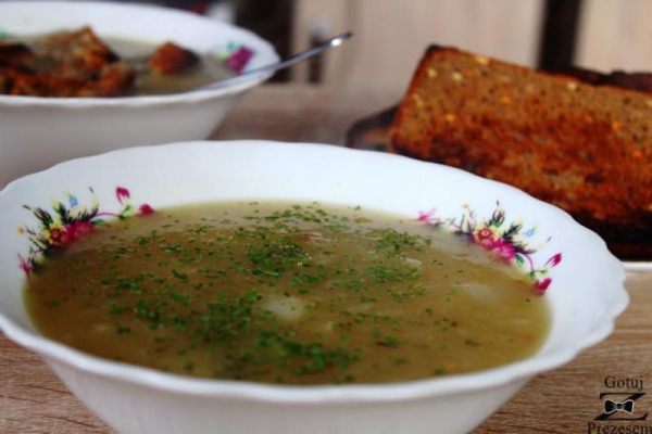 Prosta zupa cebulowa z grzankami