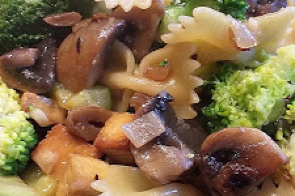 Makaron z brokułem, pieczarkami i wędzonym tofu