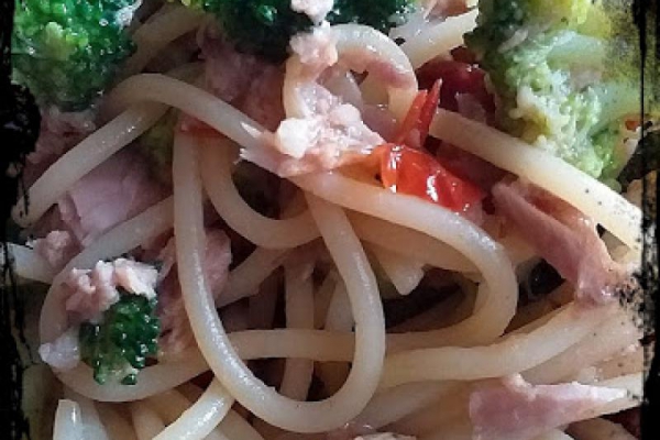 Makaron z brokułem, suszonymi pomidorami i tuńczykiem
