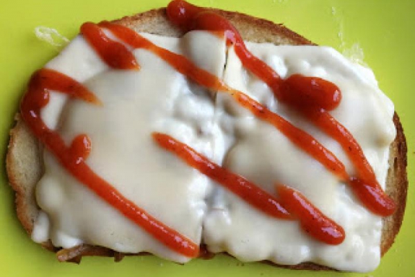 Grzanka z pieczarkami