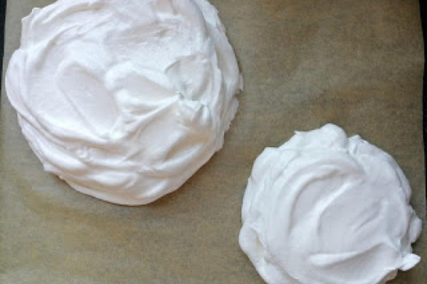 Pavlova na tort