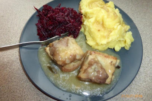 Duszone żeberka w sosie własnym