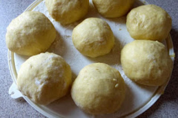 Pampuchy (kluski na parze)
