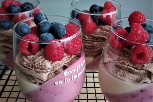 Panna Cotta z owocami i bitą śmietaną