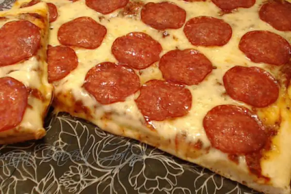Pyszna Pizza z Salami + Przepis na Ciasto na Pizze