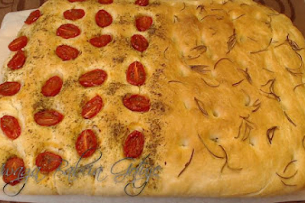 Focaccia z Rozmarynem i Pomidorami