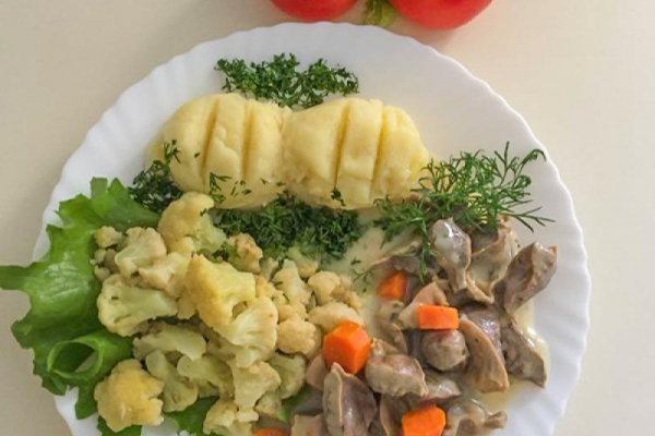 Domowy Gulasz z Żołądków Drobiowych z Przepisu Mamy