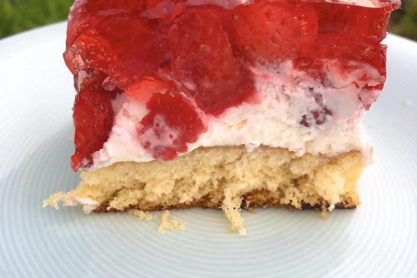 Puszyste Ciasto z Truskawkami, Mascarpone i Galaretką