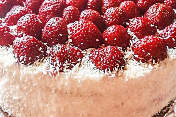 Tort Kokosowo – Truskawkowy