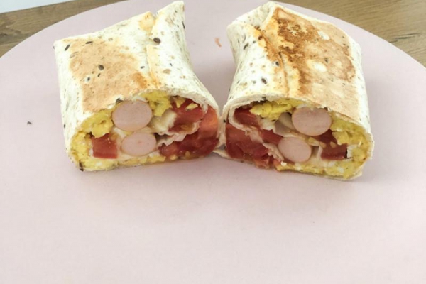 Tortilla z Jajkiem i Parówką
