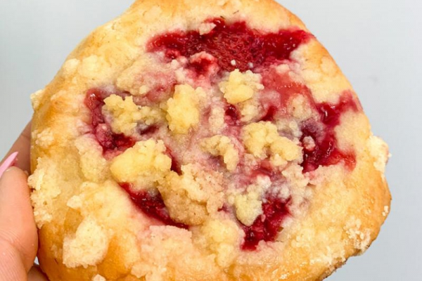 Drożdżówki z Truskawkami i Kruszonką
