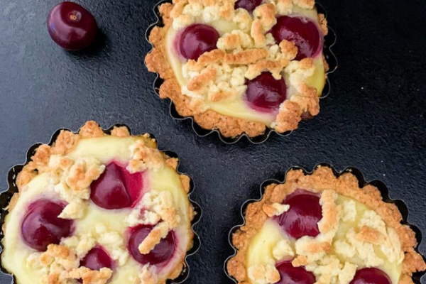 Mini Tarta z Budyniem i Wiśniami
