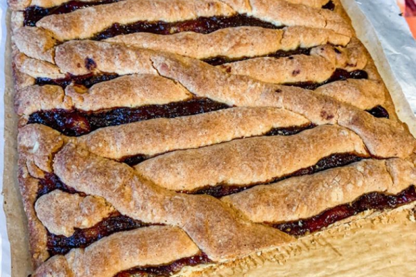 Kruchy Placek z Marmoladą Różaną