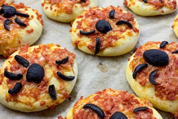 Przekąski na Halloween – Pizzerinki z Pająkiem