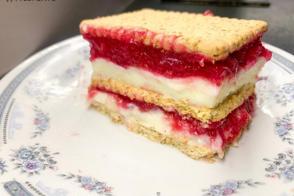 Truskawkowa Napoleonka bez Pieczenia