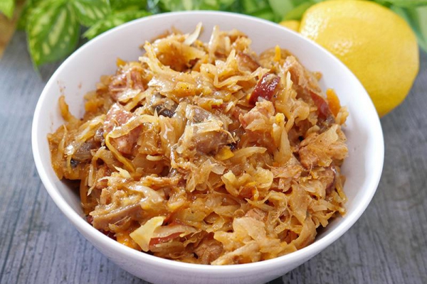 Domowy Bigos z Kiszonej Kapusty