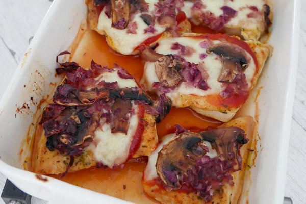 Kurczak zapiekany z mozzarellą i pieczarkami