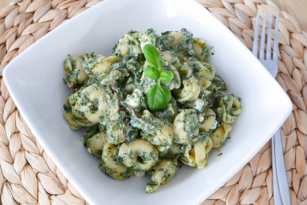 Tortellini ze szpinakiem i suszonymi pomidorami