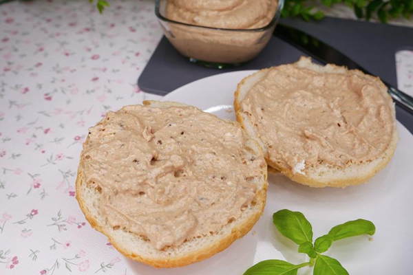 Pasta kanapkowa z fety i suszonych pomidorów