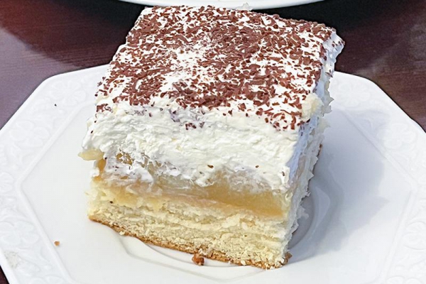 Szarlotka z bitą śmietaną