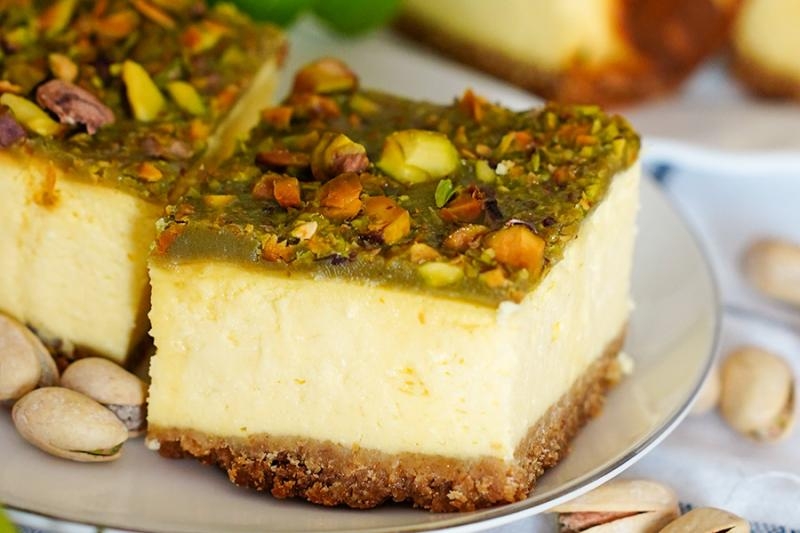 Sernik z polewą pistacjową