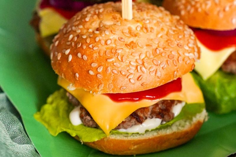Mini burgery – idealne na imprezę! Przepis krok po kroku