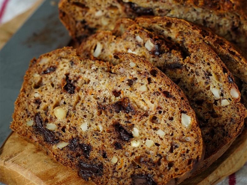 Chlebek bananowy z orzechami i czekoladą