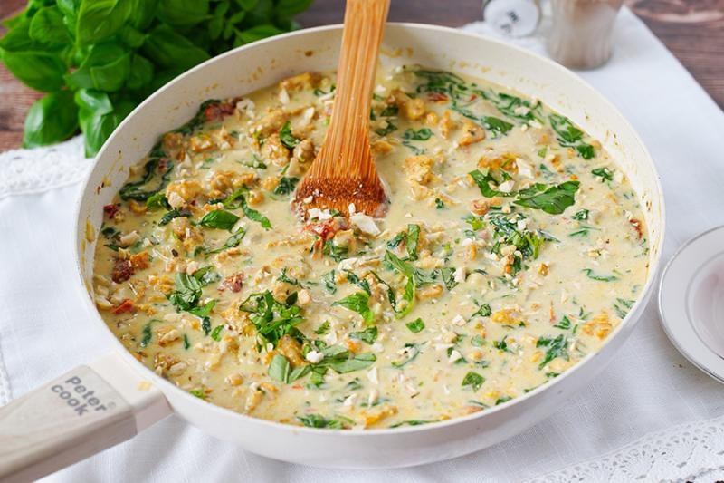 Kurczak w sosie gorgonzola z parmezanem i szpinakiem