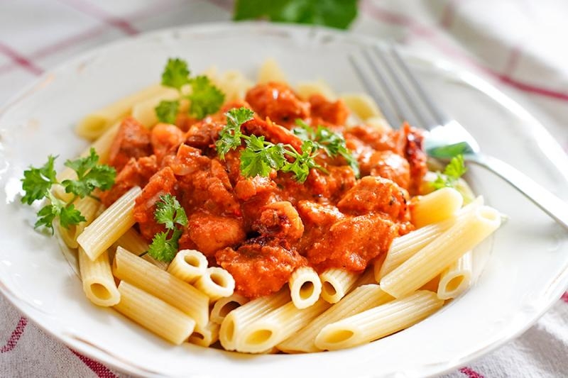 Makaron z kurczakiem z pesto paprykowym – szybki i pyszny obiad