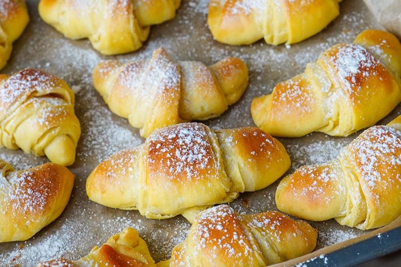 Domowe croissanty – przepis na rogaliki maślane