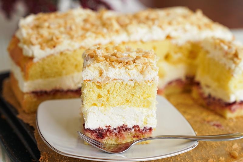 Śmietanowiec z dżemem wiśniowym