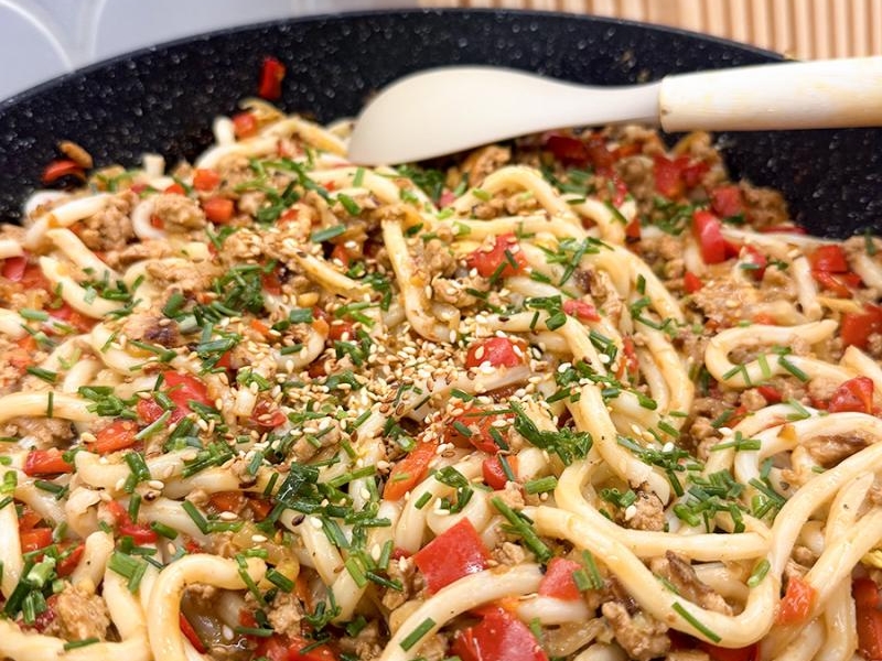 Noodle z mięsem mielonym