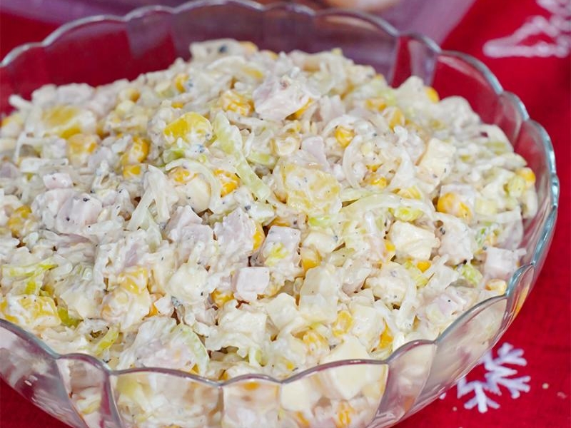 Sałatka z ananasem i szynką