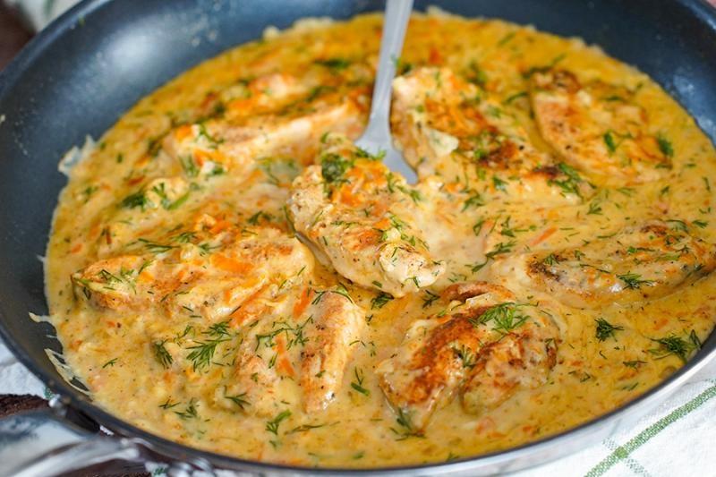 Kurczak w sosie koperkowym z marchewką