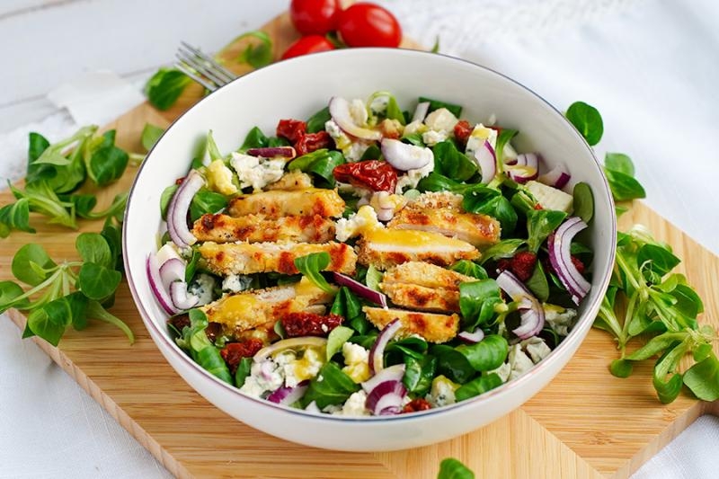 Sałatka z grillowanym kurczakiem i roszponką