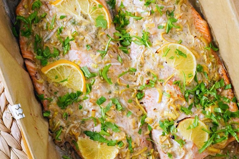 Łosoś pieczony w porach