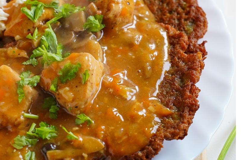 Placki ziemniaczane z gulaszem drobiowym i surówką