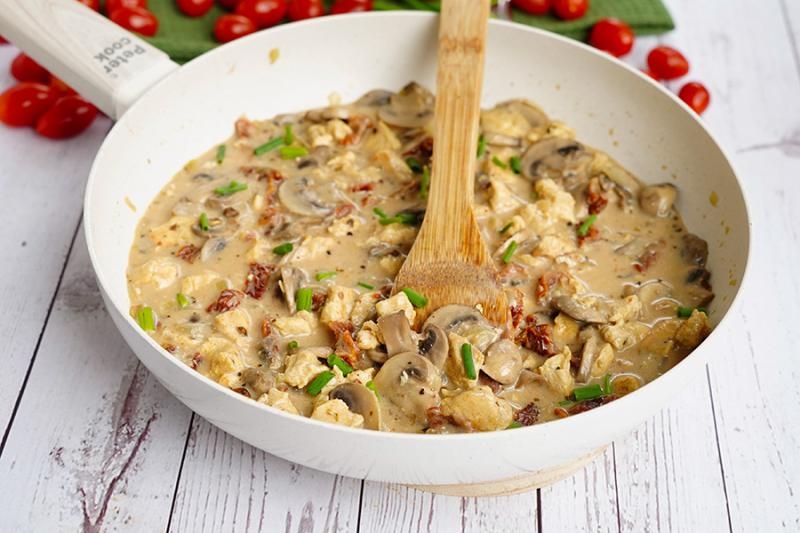 Kurczak w sosie pieczarkowym z suszonymi pomidorami
