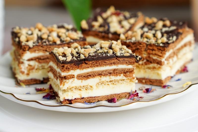 Przekładaniec z mlecznym kremem bez pieczenia